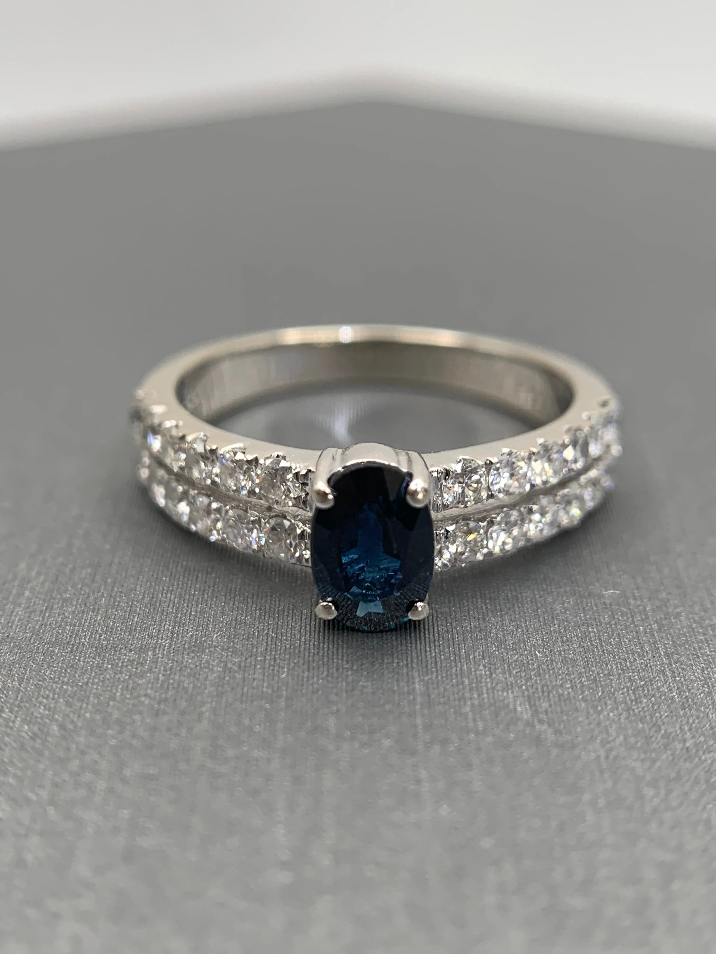 14K White Gold Sapphire & Diamond Ring (Sapphire 0.43ct/ Diamonds 0.48tcw)