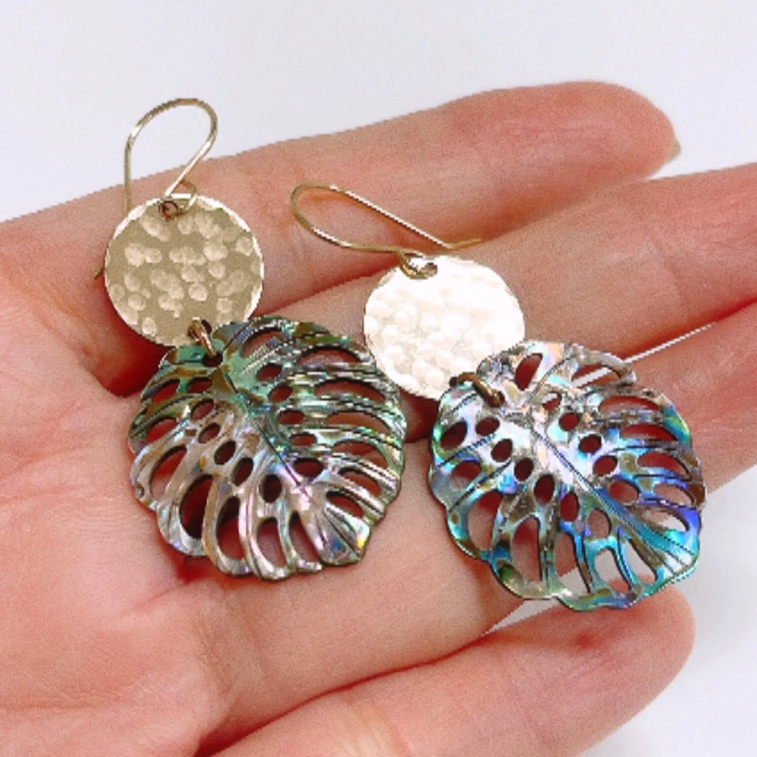 Earrings Maui - abalone shell monstera (E631)