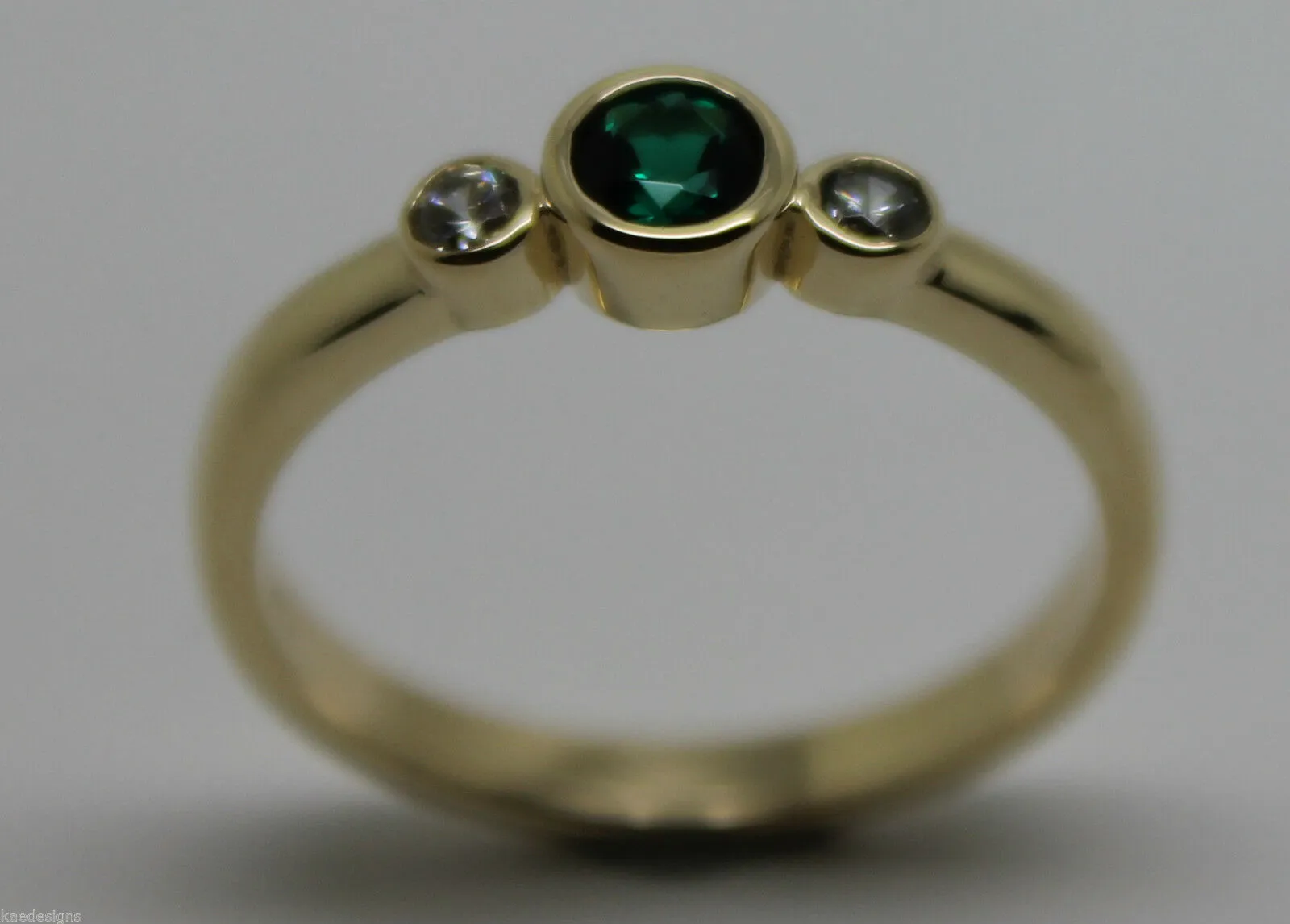 Size M Genuine 9ct 9kt Yellow, Rose or White Gold Trilogy & Emerald Ring