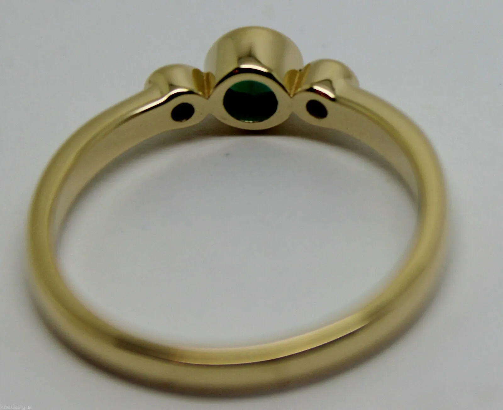 Size M Genuine 9ct 9kt Yellow, Rose or White Gold Trilogy & Emerald Ring