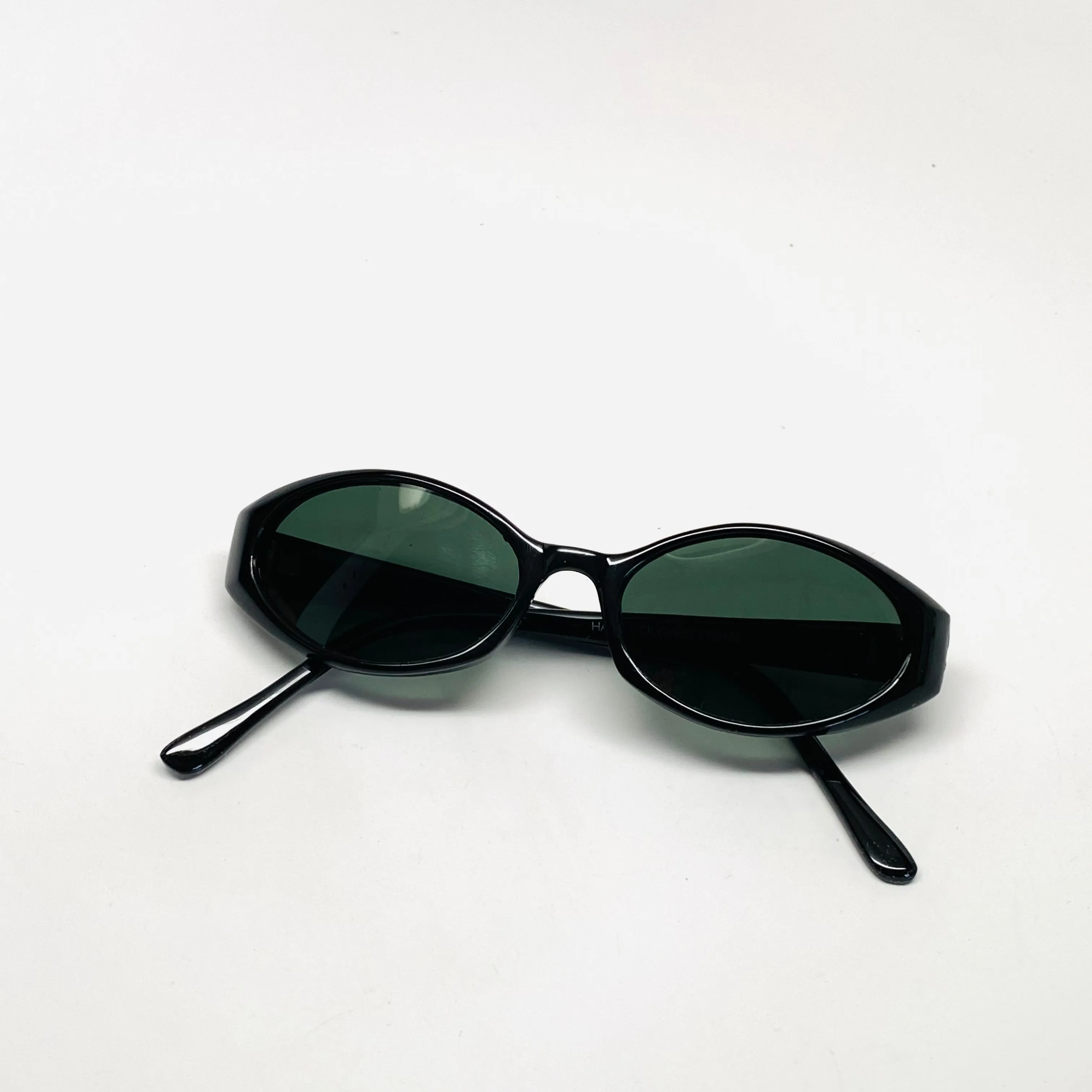 Vintage Small Size 90s Mod Verona Classic Oval Frame Sunglasses - Black